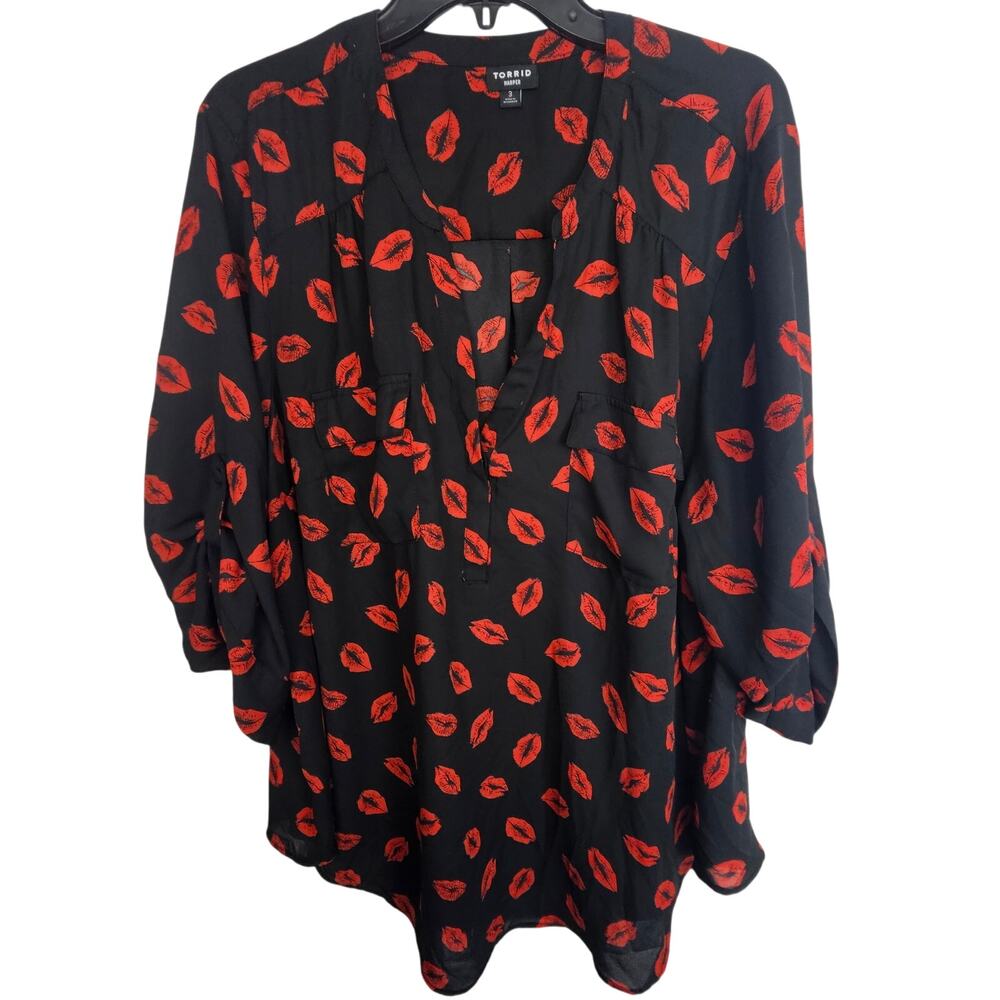 Torrid Harper Blouse Lip Print Kiss Plus Size 3X Valentines Holiday Date Night